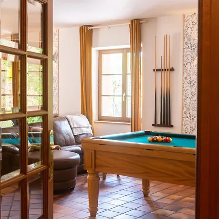 La Belle Charbonniere Hotel *
